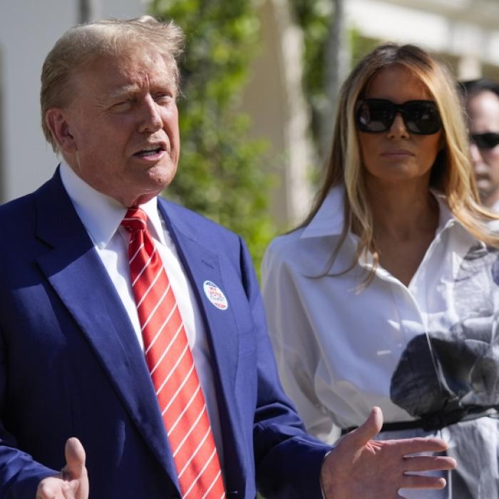Mehr als ein frostiges Lächeln bekommt Ehemann Donald nicht von ihr