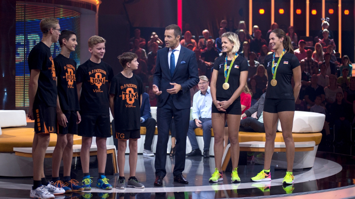 Die beiden Olympia-Siegerinnen Laura Ludwig und Kira Walkenhorst treten gegen vier junge Talente. Wer schafft es, mehr Volleyb&auml;lle ins gegnerische Feld zu retournieren? Andreas, Jona, Luca und Tim oder das Olympische Dreamteam? (Foto)