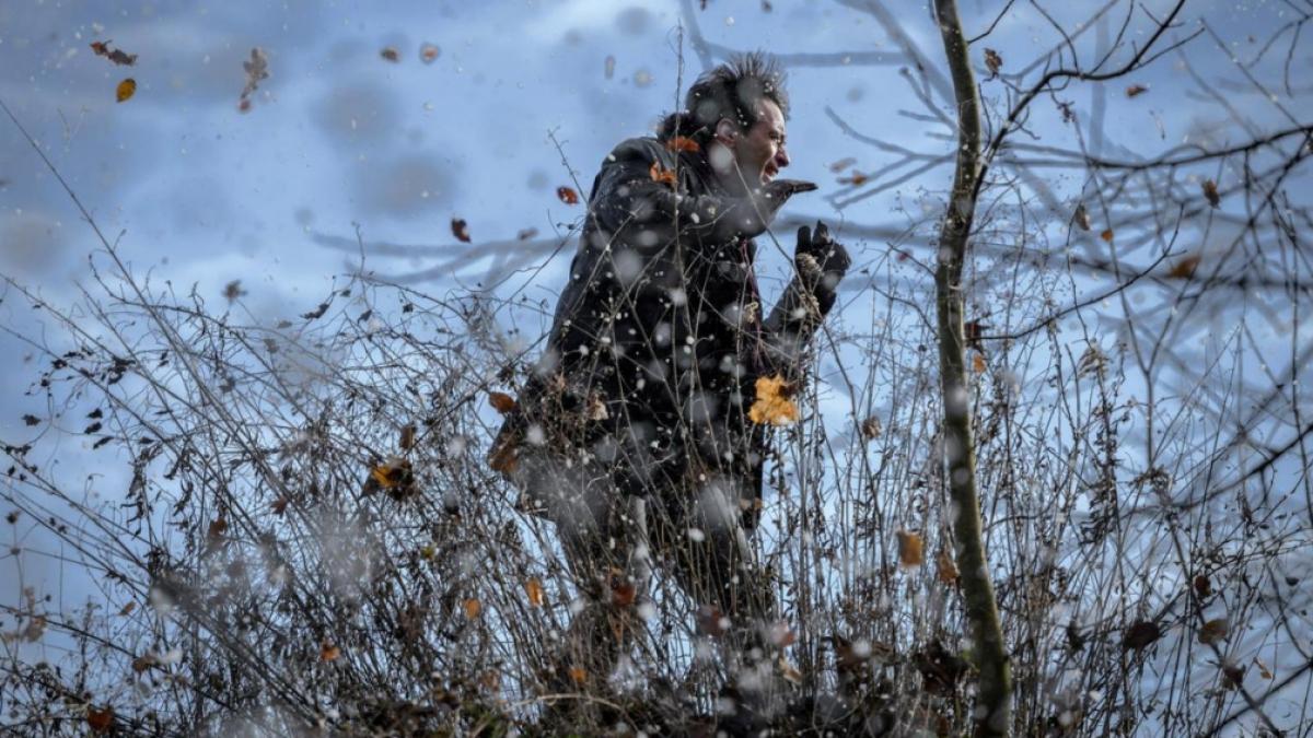 Robert (Lorenzo Patan&eacute;) muss sich durch den Schnee-Sturm k&auml;mpfen. Schafft er es zu Evas Geburt? (Foto)