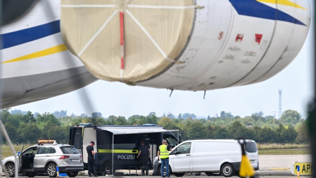 Nach einem n&auml;chtlichen Vorfall am Flughafen Leipzig/Halle haben Spezialisten der Bundespolizei eine Drohne mit einer Sprengvorrichtung entsch&auml;rft. (Foto)