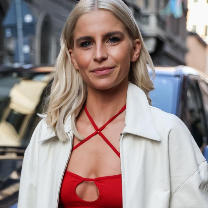 Ohne BH! Im sommerlichen Top lässt sie ihre Nippel blitzen