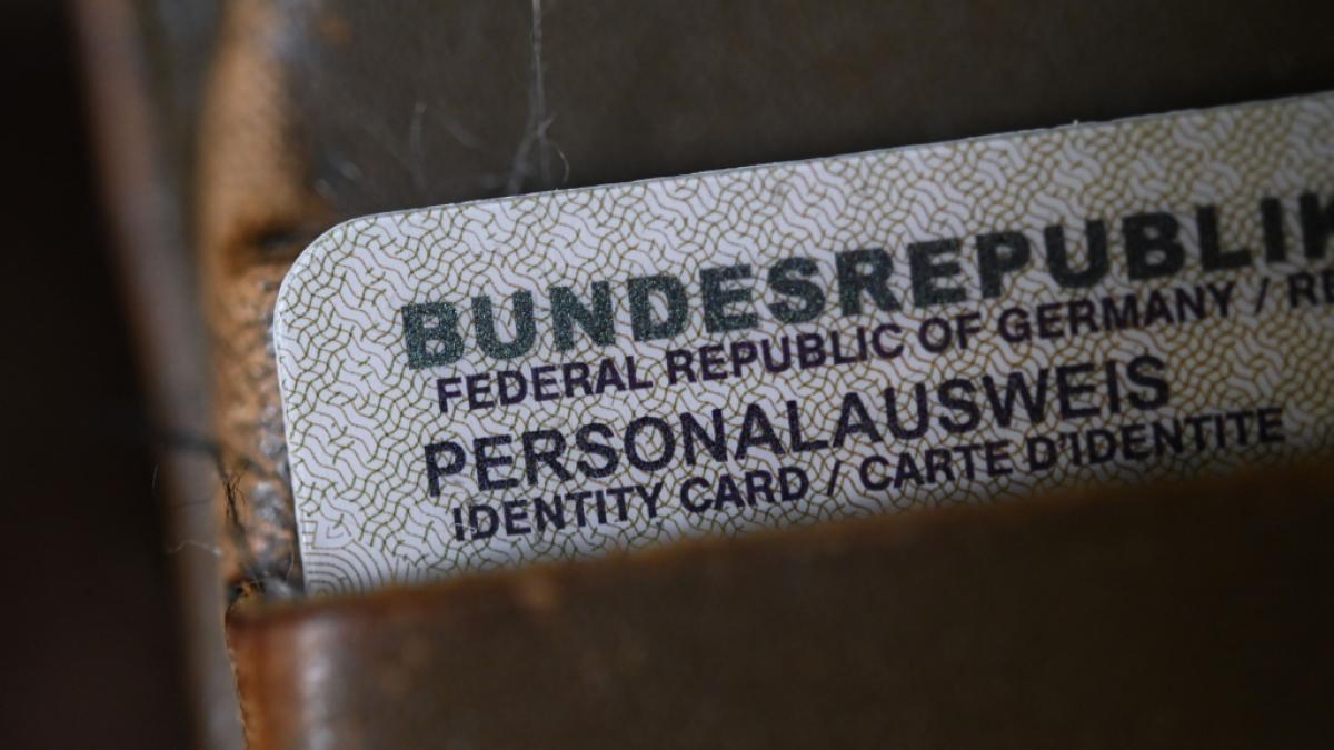 In Deutschland soll das Beantragen eines neuen Personalausweises ab 2025 vereinfacht werden. (Foto)