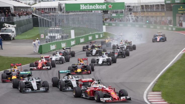 Sebastian Vettel an der Spitze des Fahrerfeldes nach dem Start zum Großen Preis von Kanada auf der Gilles Villeneuve Rennstrecke in Montreal 2016.