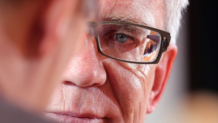 Thomas de Maizière klärt keine Details zum vereitelten Anschlag in Hannover. Ob aus Unwissenheit oder Angst vor der Wahrheit - das bleibt vorerst sein Geheimnis.