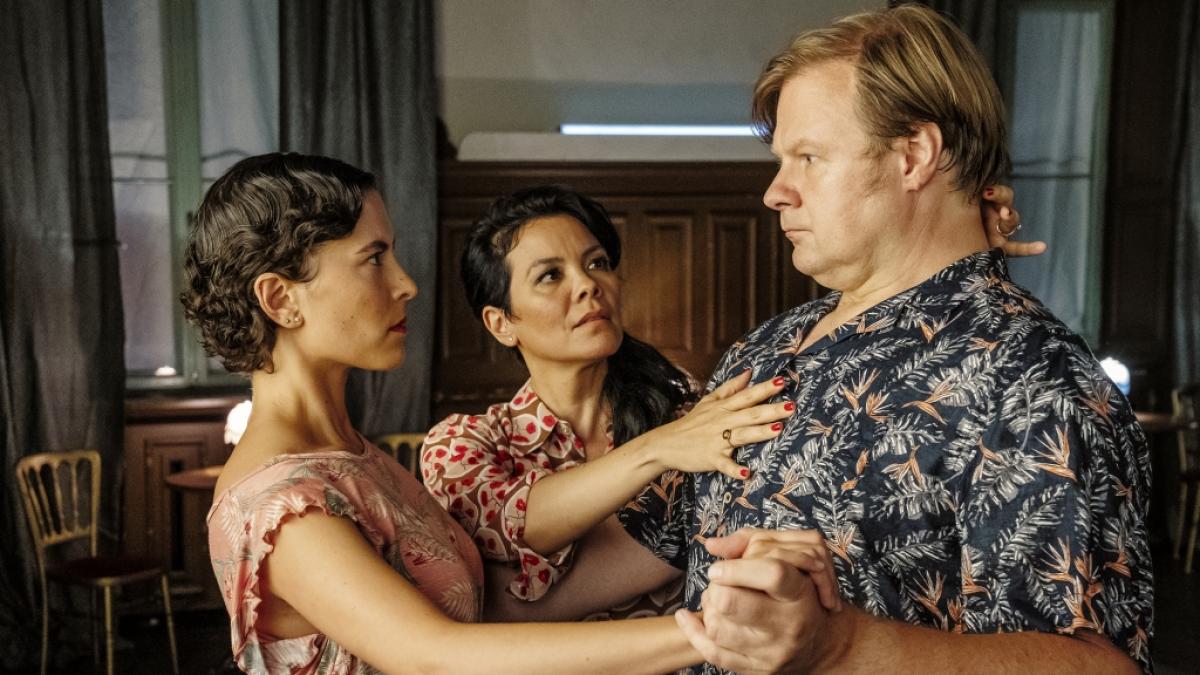 Maresa (Kara Wenham, Mitte) &uuml;berpr&uuml;ft die Tangohaltung bei Frank (Michael A. Grimm) und Julia (Amanda da Gloria) in einer Szene aus "Tanze Tango mit mir" (undatierte Filmszene). Die Tragikom&ouml;die wird am 10.03.2021 um 20:15 Uhr im Ersten ausgestrahlt. (Foto)