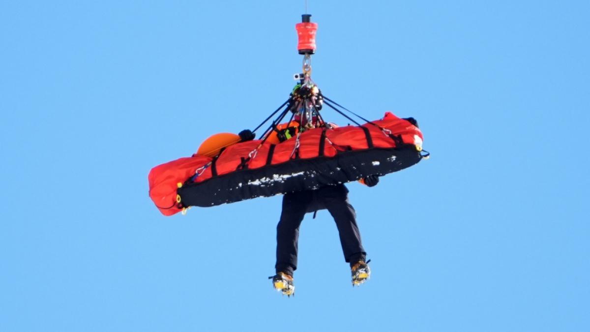 Lindsey Vonn wird nach ihrem Sturz mit dem Hubschrauber abtransportiert. (Foto)