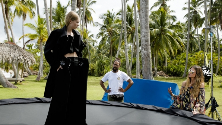 Spaß bei der Arbeit sieht anders aus: Karoline schwitzt auf dem Trampolin.