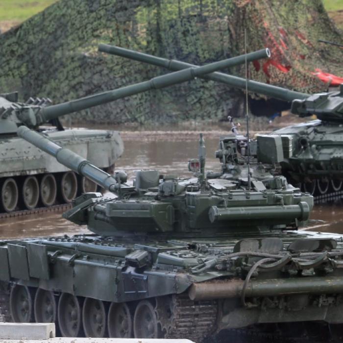 Russen-Soldaten stecken Panzer mit Ukraine-Drohne in Brand