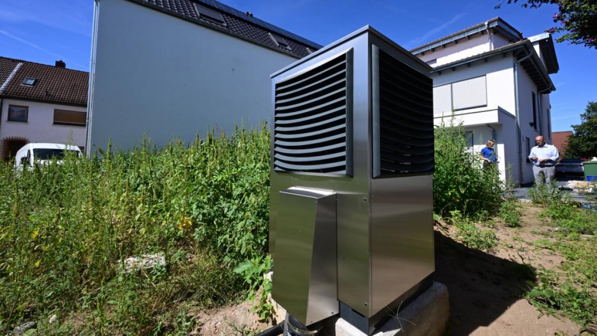 Eine W&auml;rmepumpe steht vor einem Neubau (Symbolbild) (Foto)