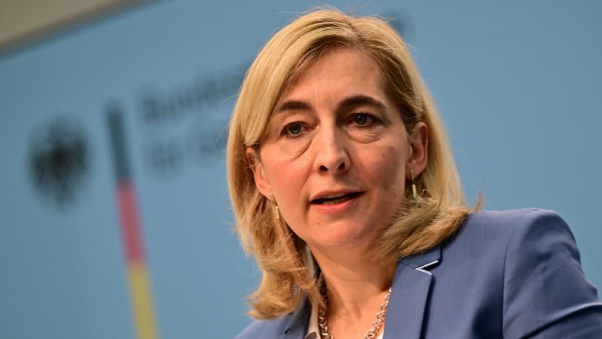 Gesundheitsministerin Nina Warken plant im Rahmen einer neuen Gesundheitsreform die Zuzahlung f&uuml;r Arzneimittel zu erh&ouml;hen.&nbsp; (Foto)