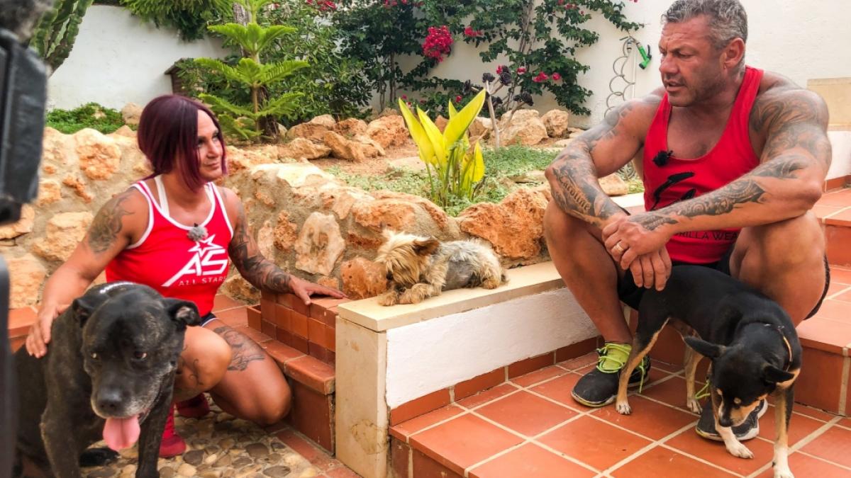 Caro und Andreas Robens trauern um ihren Hund. (Foto)