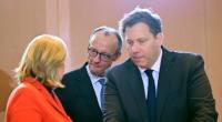 In der Bundesregierung droht neuer Zoff, nachdem die SPD-Vorsitzenden Bärbel Bas (l.) und Lars Klingbeil (r.) CDU-Kanzler Friedrich Merz (Mitte) am Tag der Arbeit deutlich kritisierten.