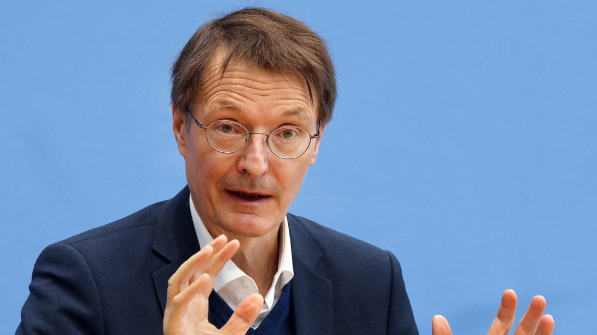 Karl Lauterbach schreibt in seinem neuen Buch unter anderem &uuml;ber seine Krebs-Diagnose mit 13 Jahren. (Foto)