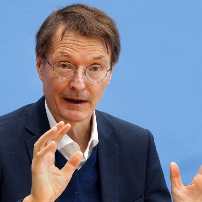 Krebsdiagnose mit 13! Gesundheitsminister offenbart Krankheitsdrama