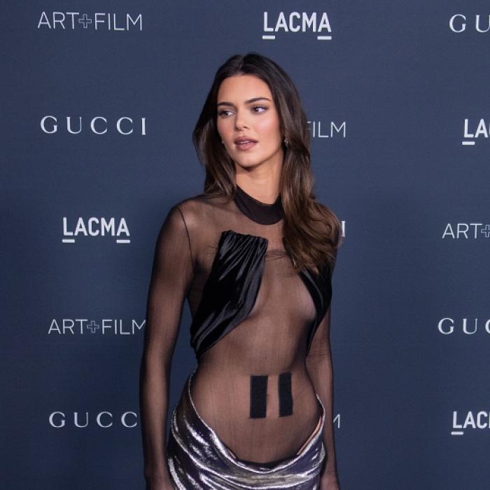 Topmodel rekelt sich hüllenlos auf der Sonnenliege