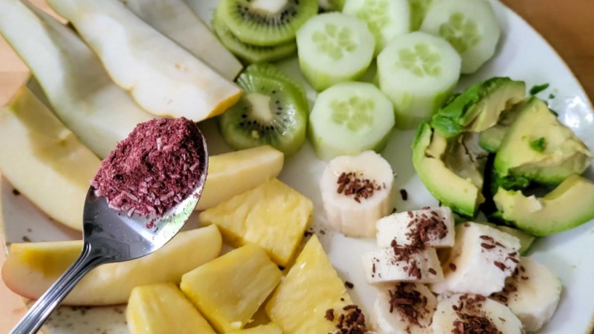 Mit einem L&ouml;ffel kann man es ganz einfach auf dem Obst verteilen. (Foto)