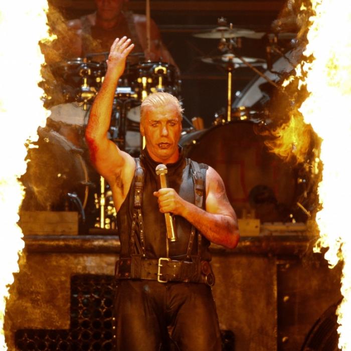 Provokation geglückt? Lindemann in KZ-Kleidung erntet harte Kritik
