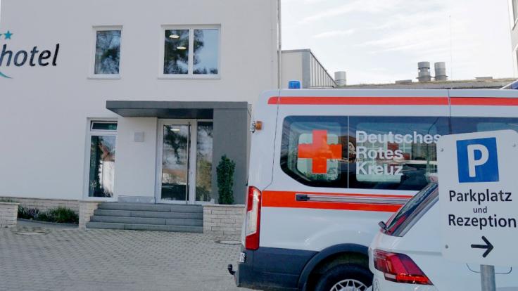 DRK-Einsatzfahrzeug vor einem Hotel. Wuhan-Rückkehrer sollen hier in Quarantäne gehen.