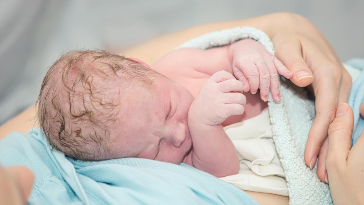 Die 53-J&auml;hrige brachte ihre eigene Enkelin zur Welt. (Foto)