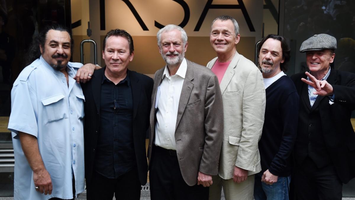 UB 40-S&auml;nger Duncan Campbell (3.v.r.) hat einen Schlaganfall erlitten. (Foto)