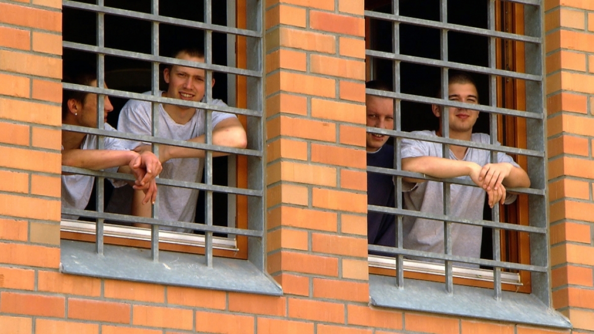 In der Jugendstrafanstalt Regis-Breitingen in Sachsen sitzen ca. 370 junge M&auml;nner ihre Haftstrafen ab. Der Alltag im Gef&auml;ngnis ist nicht frei von Konflikten und Gewalt. (Foto)