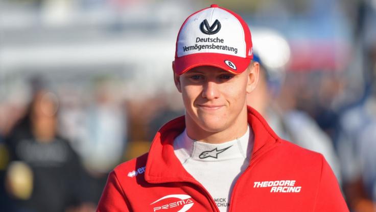Mick Schumacher hat einen Vertrag bei Ferrari unterschrieben.