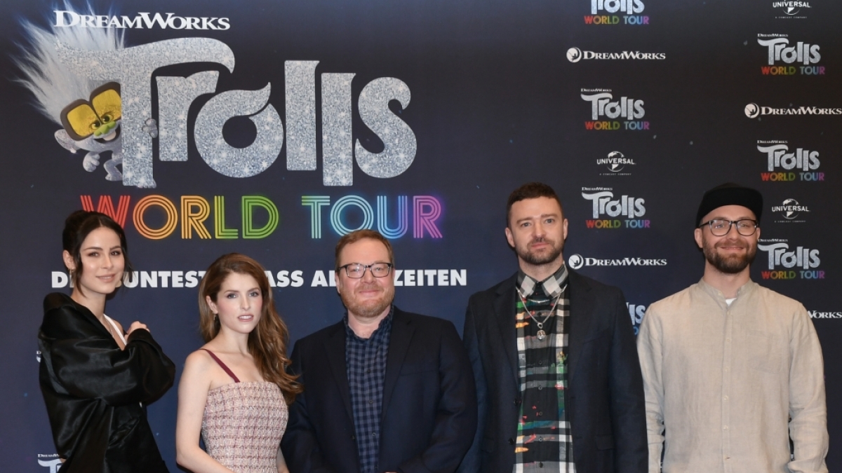 Lena Meyer-Landrut (l-r), Anna Kendrick, Walt Dohrn, Justin Timberlake und Mark Forster beim Fototermin zum Kinofilm "Trolls World Tour" im Hotel Waldorf Astoria. (Foto)