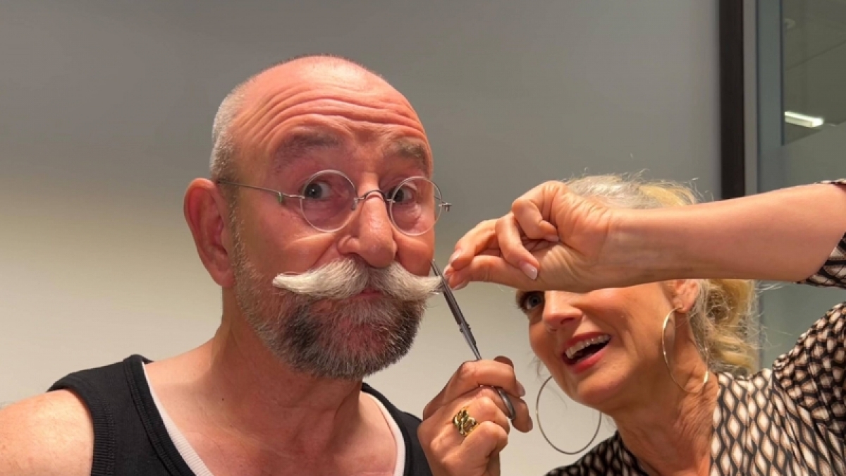Horst Lichter lie&szlig; sich von Barbara Sch&ouml;neberger den Schnauzer stutzen. (Foto)