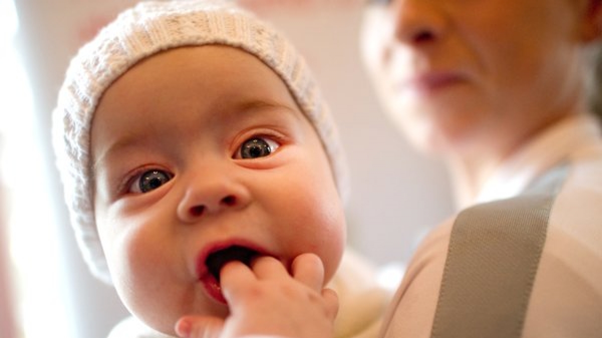 Baby Helena zusammen mit Mama Dorothea in Dresden: Um &ouml;kologische Probleme zu l&ouml;sen, pl&auml;diert eine Bewegung gegen die Fortpflanzung. (Foto)
