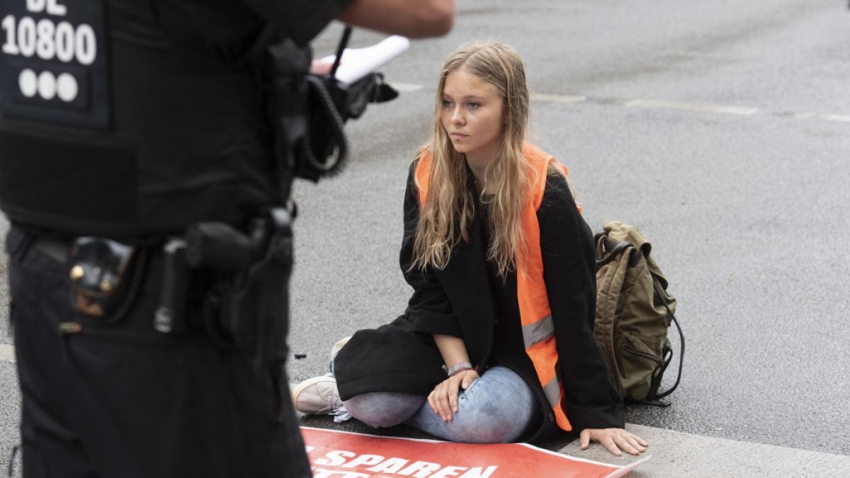 "Letzte Generation"-Aktivistin&nbsp;Aim&eacute;e van Baalen bei einer Protestaktion im Juni 2022. (Foto)