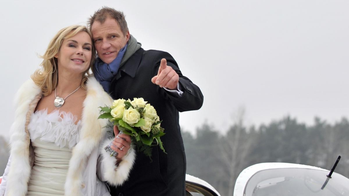 Die Darsteller der ARD-Telenovela "Rote Rosen", Saskia Valencia als Katja und Thorsten Nindel als Philipp, posieren 2011 w&auml;hrend eines Fototermins auf dem Flugplatz in L&uuml;neburg. (Foto)