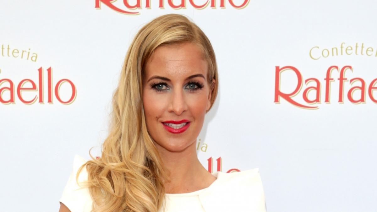 Charlotte W&uuml;rdig r&auml;kelt sich auf ihrem aktuellen Instagram-Foto im Bett. (Foto)