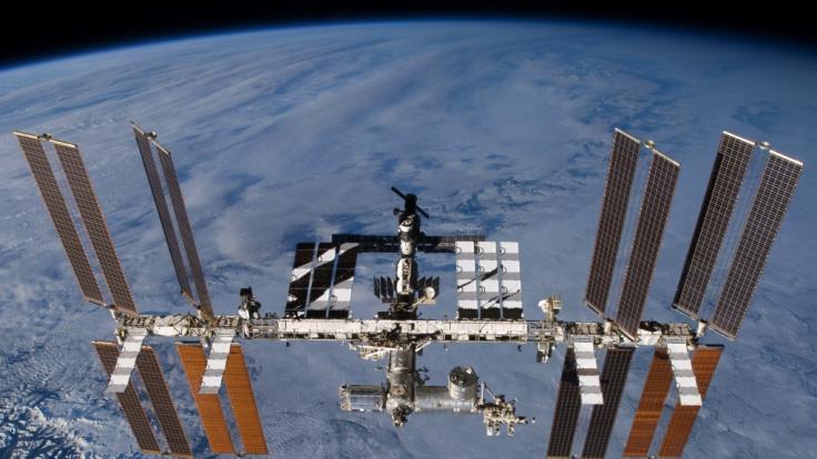 Die undatierte Aufnahme zeigt die Internationale Raumstation (ISS). Ab 2020 sollen sich hier auch Touristen aufhalten.