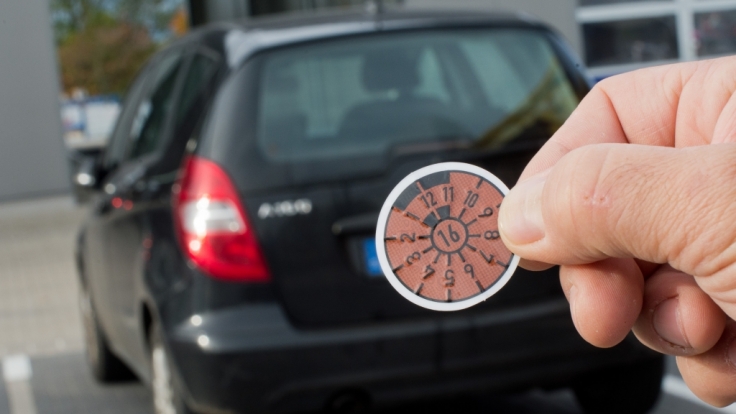 Änderungen ab 2016: Neue TÜV-Plakette ersetzt die gelbe von 2015.