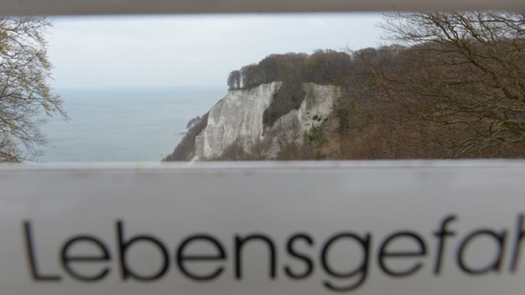 Warnschilder sollen Touristen auf die Gefahren hinweisen.