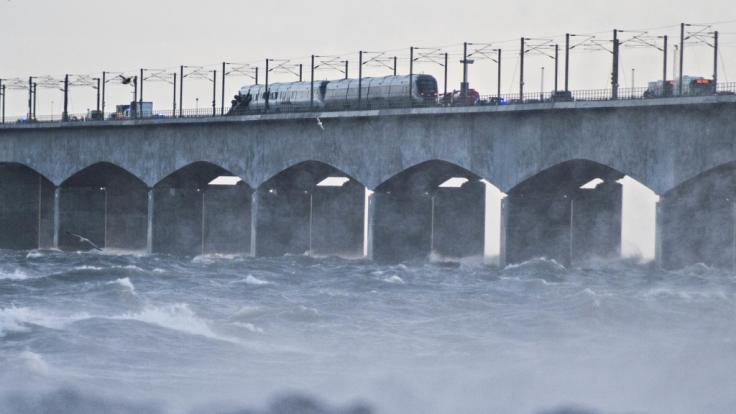 Ein Zug hält auf der Brücke über den Großen Belt bei Nyborg nach einem Zugunglück.