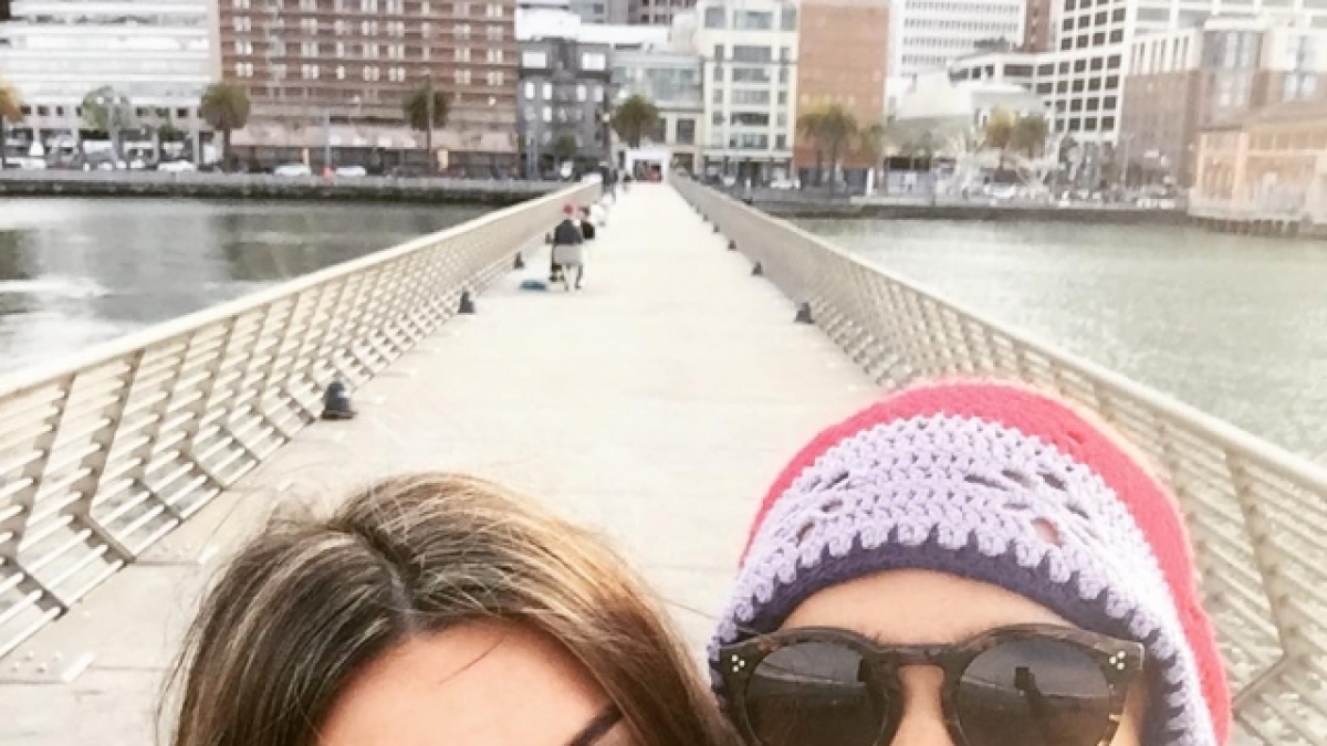 Brenton Thwaites (rechts) zusammen mit seiner Freundin, der K&uuml;nstlerin Chloe Pacey, in San Francisco im US-Bundesstaat Kalifornien. (Foto)