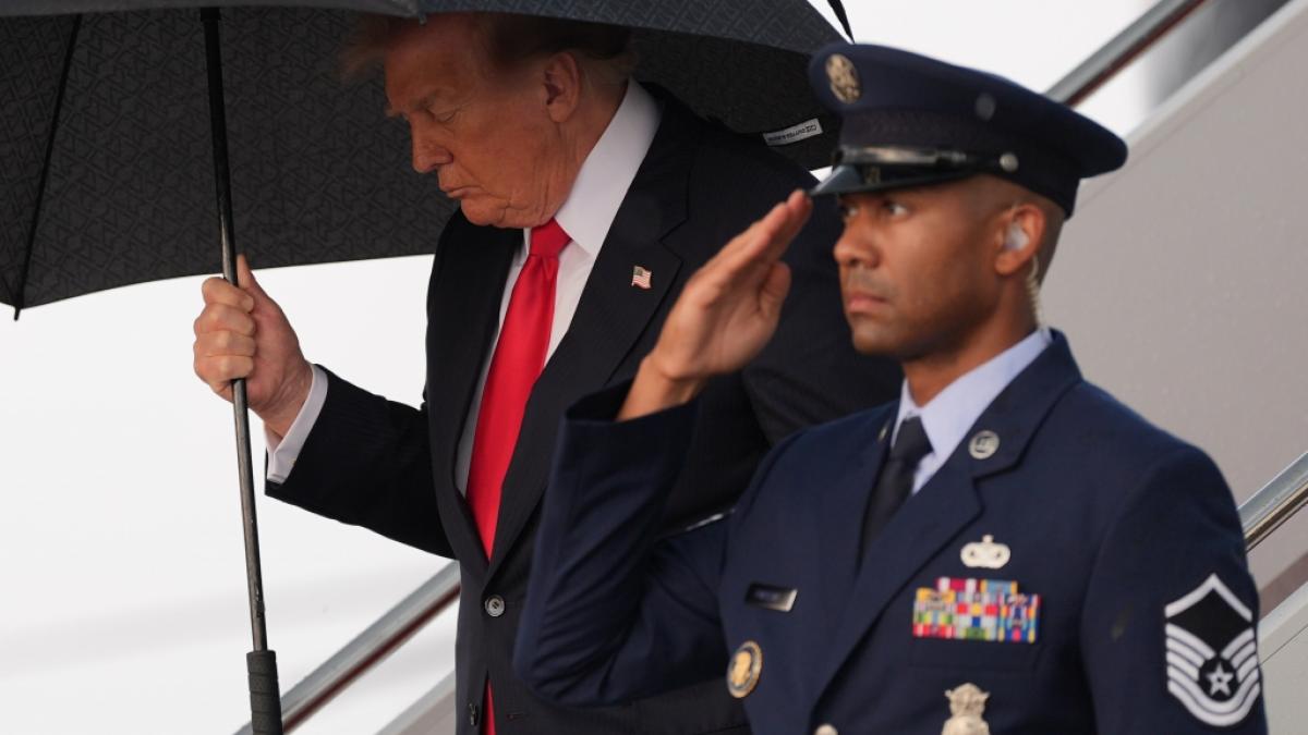 Donald Trump stellte bei seinem Besuch in Michigan seine Unwissenheit beim Umgang mit Regenschirmen zur Schau und sch&uuml;rte erneut Ger&uuml;chte um seinen Gesundheitszustand. (Foto)