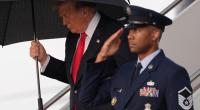 Donald Trump stellte bei seinem Besuch in Michigan seine Unwissenheit beim Umgang mit Regenschirmen zur Schau und schürte erneut Gerüchte um seinen Gesundheitszustand.