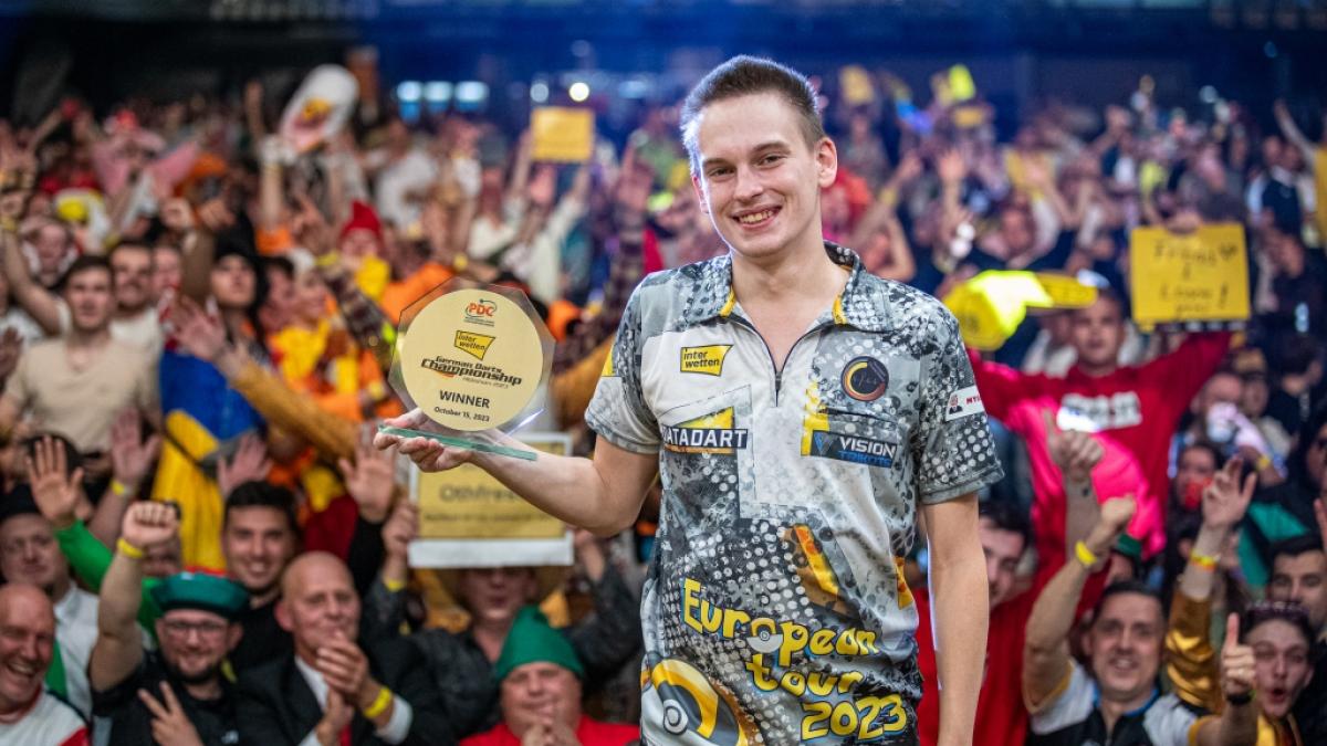 So sehen Sieger aus: Darts-Star Ricardo Pietreczko strahlt nach seinem Sieg bei der PDC European Tour in Hildesheim &uuml;bers ganze Gesicht. (Foto)