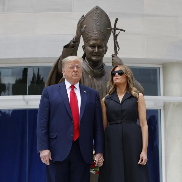 Mitten im US-Chaos! HIER fordert der US-Präsident Melania zum Lachen auf