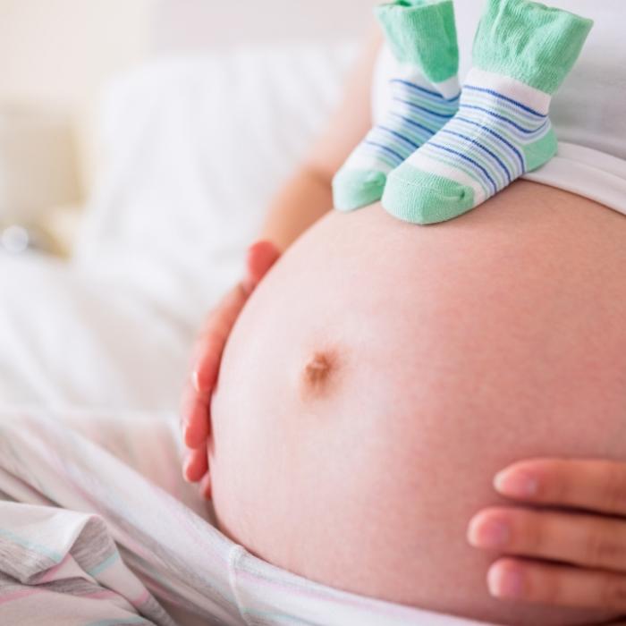 Damit ihr Baby ein Junge wird! Wunderheiler jagt Schwangerer Nagel in den Kopf