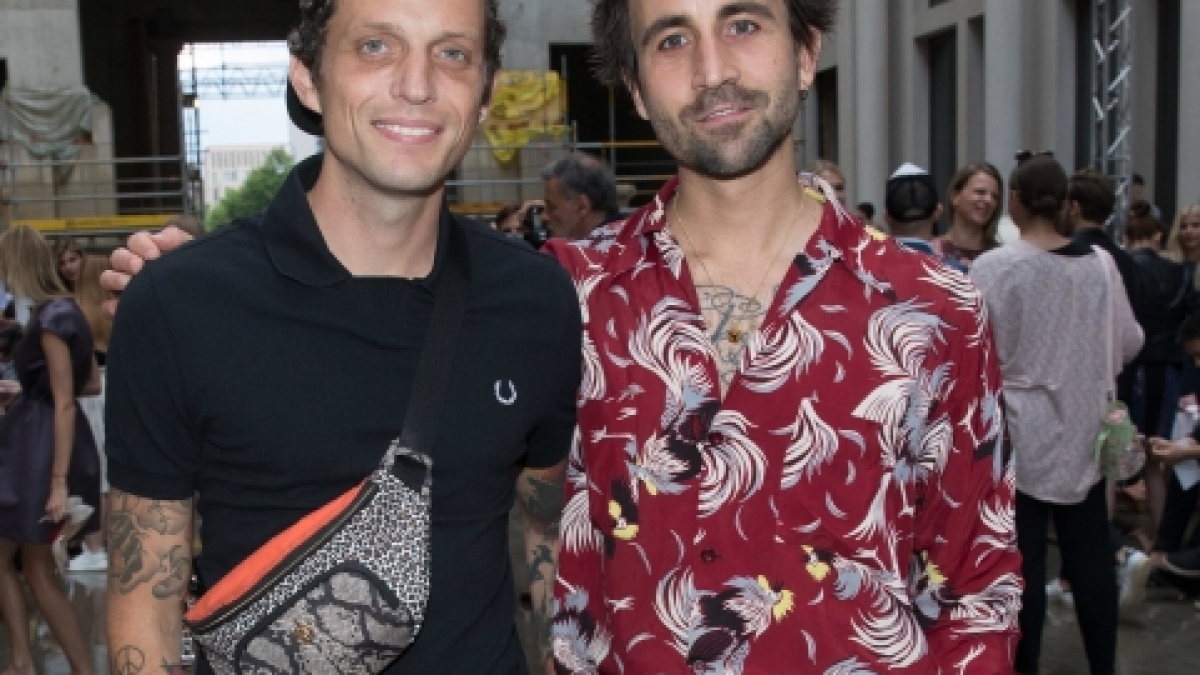 Die Blogger Carl Jakob Haupt (l) und David Kurt Roth bei der Berliner Fashion Week im Jahr 2017. (Foto)