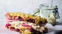 Rezept für überbackenes Hähnchen-Kräuter-Sandwich gibt's als Kostprobe.