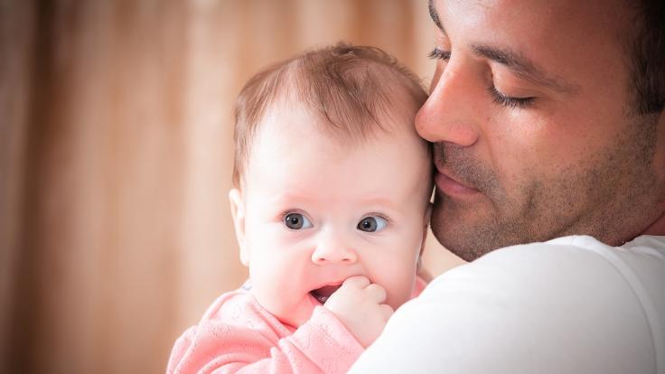 Weil es nicht aufhörte zu weinen, hat ein Mann einem Baby (18 Monate) beide Arme gebrochen. (Symbolbild)