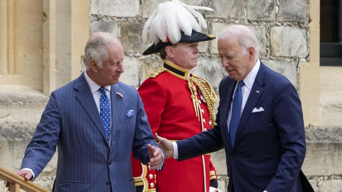 US-Pr&auml;sident Joe Biden (r.) sorgte bei seinem Besuch von K&ouml;nig Charles III. (l.) f&uuml;r reichlich Spott. (Foto)