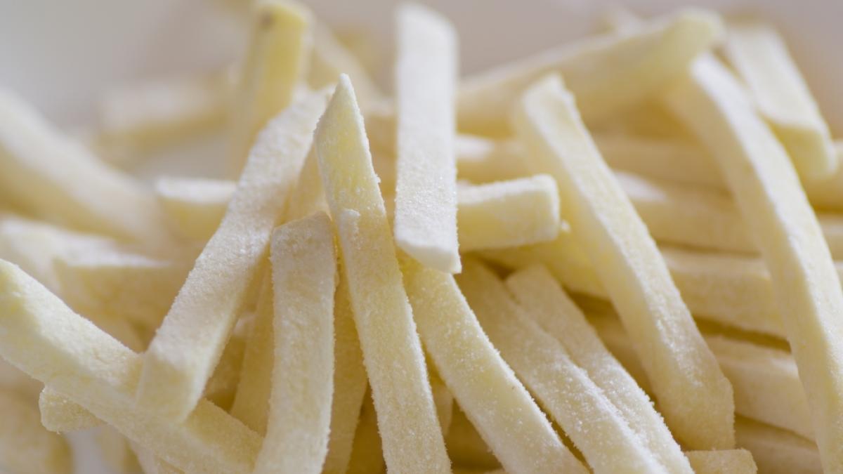 Wegen aufgetauten Pommes musste eine Frau in England sterben. (Foto)