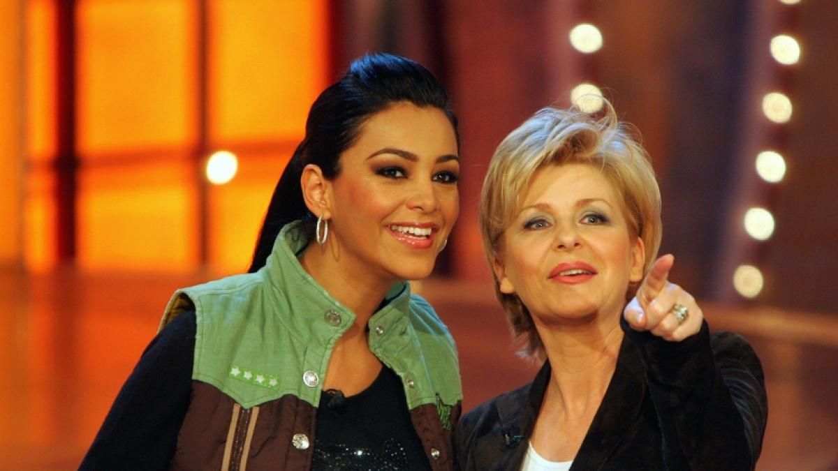 Verona Pooth (l) und Carmen Nebel schauen w&auml;hrend der Generalprobe zu "Willkommen bei Carmen Nebel" im Jahr 2006. (Foto)