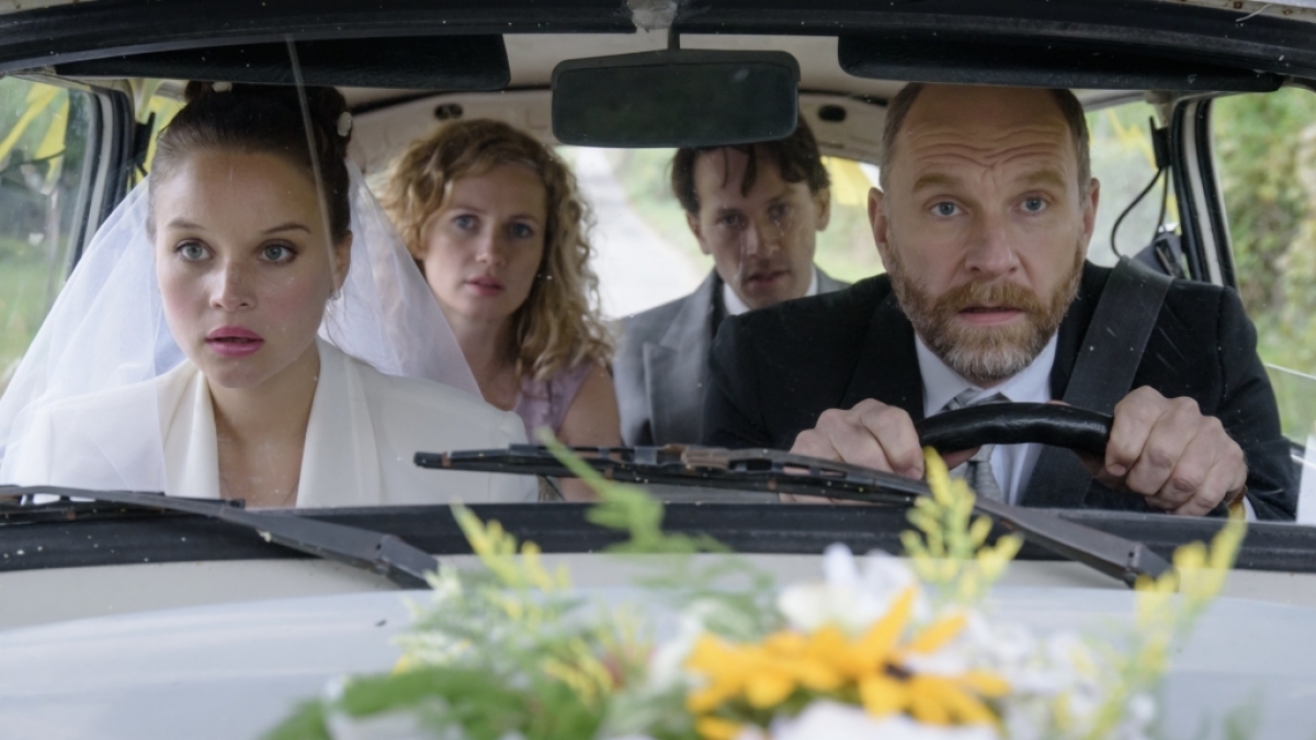 Ein Trabi vor Hindernissen: ob Karl Streesemann (G&ouml;tz Schubert, r.) seine Tochter Maja (Sonja Gerhardt, l.) rechtzeitig vor dem Traualtar absetzen kann? (Foto)