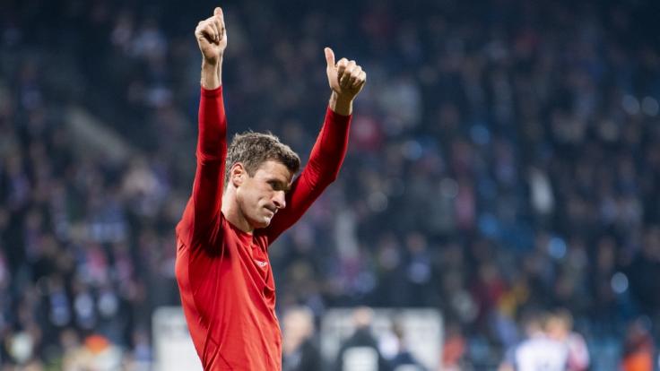 DFB-Pokal: Müller bedankt sich bei den Fans nach Bayern-Sieg gegen Bochum.